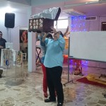 Apóstol Hugo Oberti y su esposa orando por diezmos y ofrendas