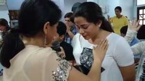 Juana Chávez orando por sanidad