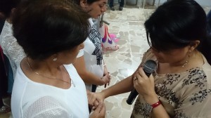 Juana Chávez orando por sanidad