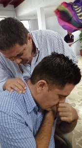 Apóstol Hudo Oberti orando por sanidad.